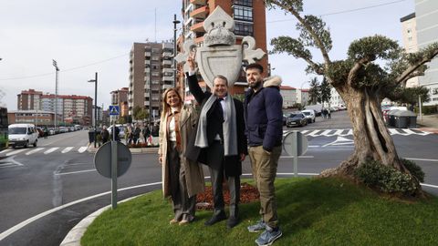 El acalde en la inauburaci�n de la rotonda con el escudo celtista
