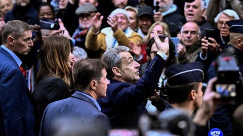 Sarkozy saluda a sus seguidores antes de ingresar en prisi�n el pasado 21 de octubre.