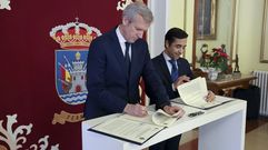 El presidente de la Xunta, Alfonso Rueda, y el alcalde, Jos� Manuel Rey, firmando este viernes el convenio en el Concello.