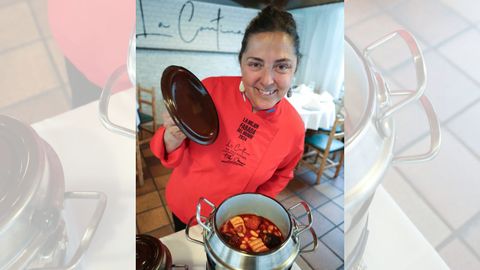 Pilar Meana junto a su fabada, elaborada en olla ferroviaria.