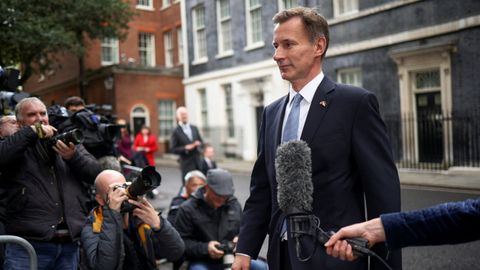 Jeremy Hunt, este martes, saliendo del 10 de Downing Street tras ser ratificado en el cargo de ministro de Economa por Rishi Sunak