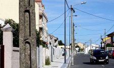 Los postes del tendido el�ctrico quedaron en medio de la calzada tras las obras en A Cerca.