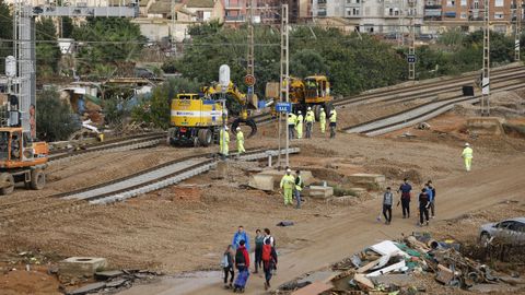 Trabajos en las vías del tren a la a la altura de Sedaví