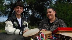 Sorrintes e rodeados de pandeiretas, Miguel Lesta e Leticia Rei pousan no Paseo dos Menhires da Coru�a.