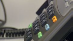 Contactar con un centro de salud: dos llamadas de pago y al menos 60 segundos