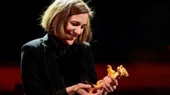 La directora Carla Simn al momento de recibir el Oso de Oro de la Berlinale por su pelcula Alcarrs