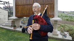 As� toca Julio V�zquez, gaiteiro de Arz�a de 85 a�os