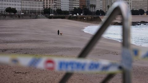 Un viandante saltndose el precinto de seguridad que impide el acceso a los arenales por la alerta costera