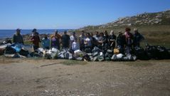 El grupo de voluntarios, con todos los residuos que recogieron. 