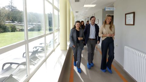 Marisol Espi�o, directora de Termas de Cuntis, con la conselleira de Pol�tica Social, Fabiola Garc�a, este domingo, en el establecimiento termal de Cuntis