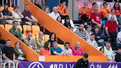 La grada durante un partido del Reyco Burela FS, con el presidente, Jos� Luis S�ez, de azul, conversando con la alcaldesa, Carmela L�pez.