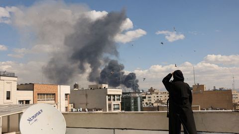 Una columna de humo en la ciudad de Teher�n. 