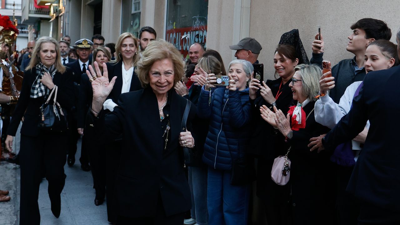 La reina Sofía y sus hijas asisten a la procesión del Silencio de Cartagena