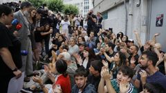 Cerca de cien personas se parapetaron frente al n�mero 4 de Vicente Aleixandre