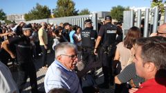 Agentes de la polic�a en la puerta del instituto de Jerez en donde un alumno atac� a profesores y compa�eros con dos cuchillos