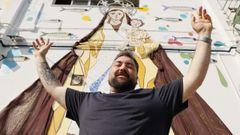 Arte por doquier. Mart�n Lestao, que lleva vinculado muchos a�os a la confecci�n y a los preparativos de la gran alfombra floral de Burela, ante los murales de la cofrad�a de pescadores que, junto a la de otros artistas, llevan su firma