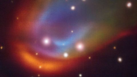 Imagen obtenida con el Very Large Telescope de una estrella muerta creando una onda de choque mientras se desplaza por el espacio