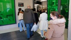 Clientela numerosa en el estreno. El gran n�mero de personas que se acercaron a conocer el nuevo establecimiento hizo que a media ma�ana las puertas de la tienda se encontrasen repletas de clientes. La tienda abri� sin ning�n tipo de acto oficial, y su horario es de 9.00 a 21.30 horas. 