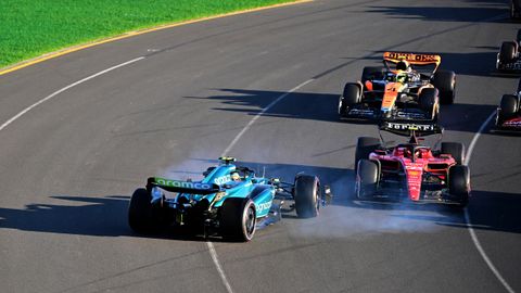 Fernando Alonso y Carlos Sainz.Carlos Sainz embiste a Fernando Alonso durante el Gran Premio de Australia