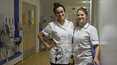 Laura (derecha), con su compa�era Regina en el North Middlesex.