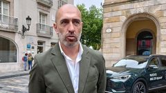 El presidente de Divertia Gij�n, �liver Su�rez, en la plaza Mayor