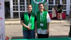 En la imagen, dos j�venes voluntarias en una acci�n de divulgaci�n en el campus de Ferrol