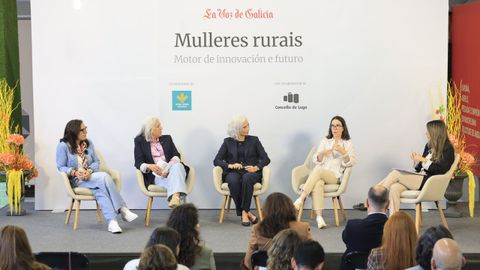 Participantes no�encontro informativo organizado por La Voz de Galicia no que se avaliou o estado real da fenda de x�nero no medio rural