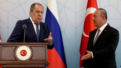 El ministro ruso de Exteriores, Sergu�i Lavrov, con su hom�logo turco, Mevlut Cavusoglu, este mi�rcoles en Ankara