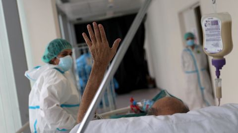 Un paciente se despide tras 50 d�as en la uci del hospital Infanta Sof�a de Madrid