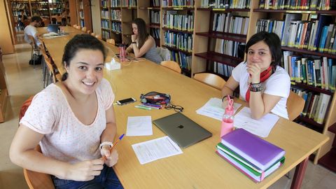 A Lidia (a la izquierda) y a Ux�a les gusta estudiar en la biblioteca de la Casa do Pant�n por su �tranquilidad� y porque les resulta menos ruidosa que el Aulario