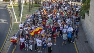 Numerosas personas portan claveles y banderas de Espa�a durante una manifestaci�n ante la Delegaci�n del Gobierno el pasado jueves en Ceuta