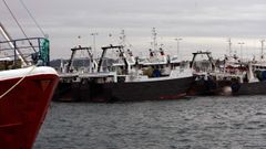 Imagen de archivo de arrastreros atracados en el muelle de Oza