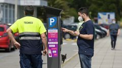 Usuario pagando el estacionamiento ORA este martes en Santa Cristina