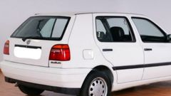 El veh�culo es como este: un golf blanco de principios de los 90