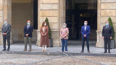 La alcaldesa de Gijn y concejales de los grupos municipales, durante el minuto de silencio por las vctimas de Covid-19