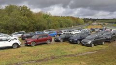 Coches aparcados en marzo por el p�rking fantasma de Lavacolla cerca del aeropuerto