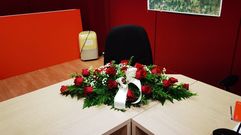 Una silla vac�a y un ramo de rosas en el asiento del concejal fallecido Roberto Caeiro.