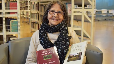 Margarita Centeno, muestras sus dos libros publicados, en la biblioteca �gora de A Coru�a