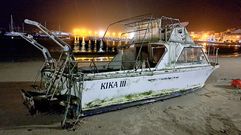 Uno de los barcos empujados por el temporal a la playa de Baltar, en Portonovo