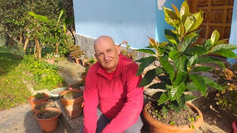 Manuel D�az junto a una planta de aguacate