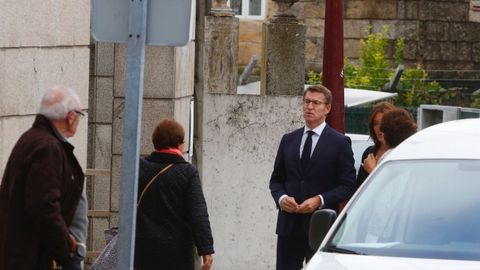 Alberto N��ez Feijoo acudi� al tanatorio junto a su pareja, Eva C�rdenas, a dar el p�same por la muerte de Mariano Rajoy Sobredo