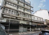 Los edificios que se demoler�n en la calle V�zquez de Parga ya est�n rodeados de andamios. Entre ellos, el que acogi� el m�tico restaurante O Xabar�n, a la derecha. 