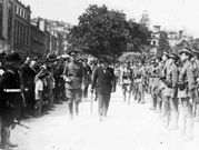 Mart�nez Garrido en al alameda, ante la tropa.