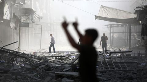 Un nio juega en una calle de Gaza