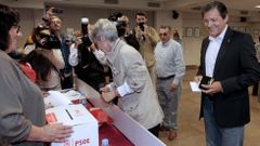 El presidente de la Comisin Gestora del PSOE, Javier Fernndez, momentos antes de votar en las primarias de su partido en la sede socialista de Gijn (Asturias).