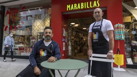 «Alguna vez trajimos productos arriesgados, para asombrar. Sabíamos que si no se vendían, nos gustaban para casa», defienden Miguel Vidal y Javier González desde el exterior de su tienda
