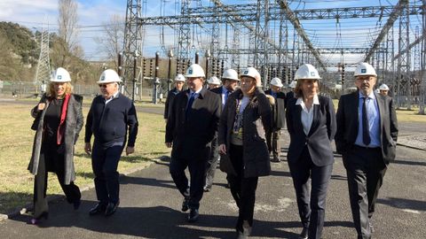 La directora general de Miner�a y Energ�a, Belarmina D�az; el alcalde de Soto de Ribera, Ram�n Garc�a Saiz; el consejero de Empleo, Industria y Turismo, Isaac Pola, la delegada del Gobierno en Asturias, Delia Losa; la directora general de Transporte de Red El�ctrica, Eva Pag�n, y el jefe de proyecto de Red El�ctrica, Alberto Robles, en Soto de Ribera. 
 