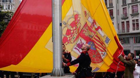 Militares izan la bandera de Espaa con motivo del Da de las Fuerzas Armadas en la calle Ura de Oviedo