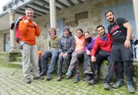 Los siete peregrinos de diferentes pa�ses, fotografiados durante un descanso en Chantada. 