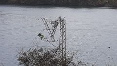 Torreta de alta tensi�n de la zona de O Ba�o, rota por la ca�da de �rboles sobre el tendido